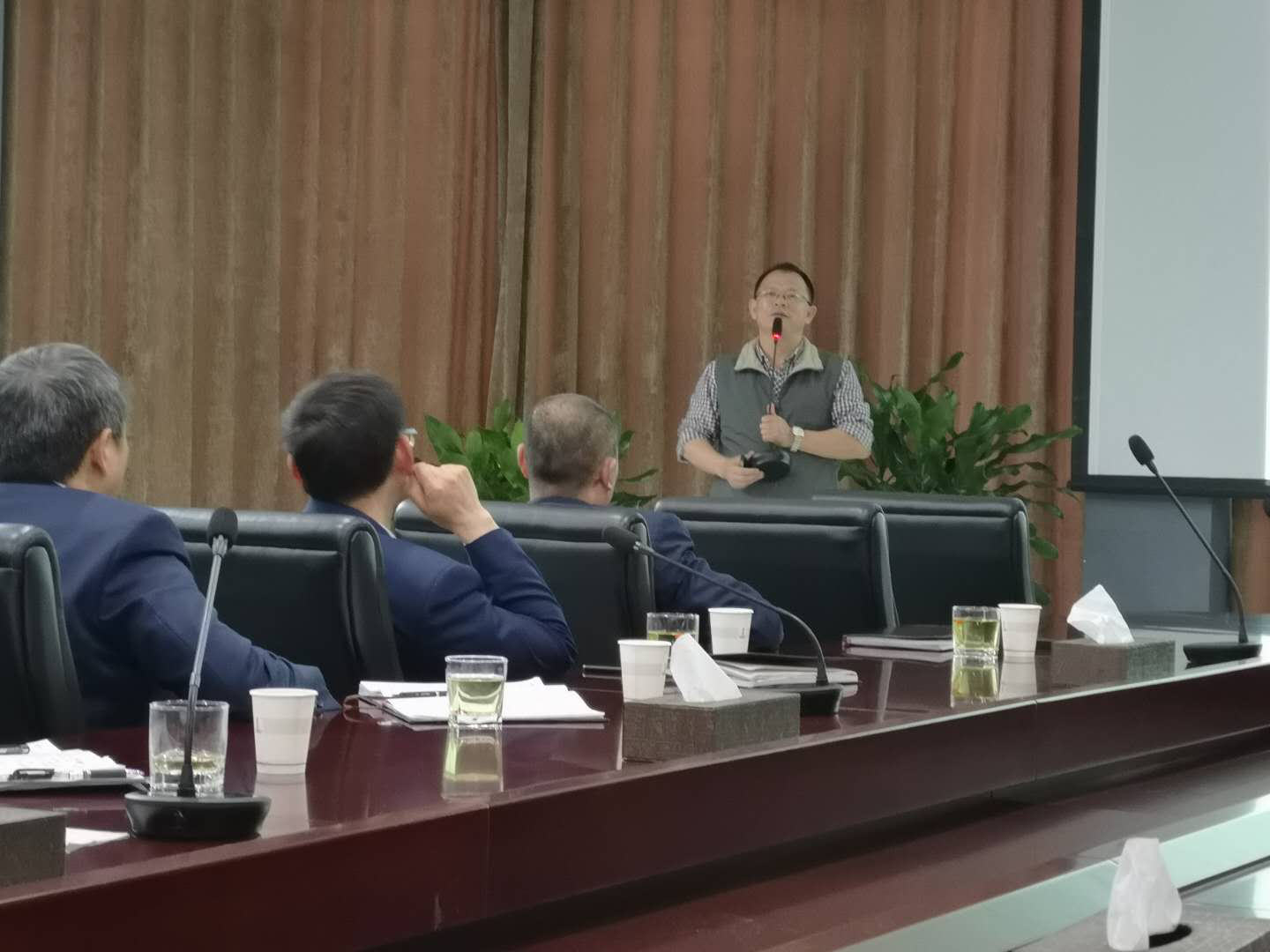 �۲��á�(�й���)���޹�˾����