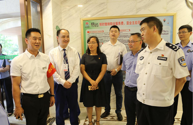 ���������г�����һ����ƽ��¥���ܼң���һ���˽����